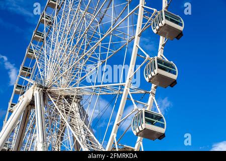 ANDORRE-LA-VIEILLE, ANDORRE - 25 NOVEMBRE 2014 : la plus grande grande grande grande grande roue de Ferris en Europe, installée à Andorre-la-Vieille, 70 mètres de haut avec 42 air Banque D'Images