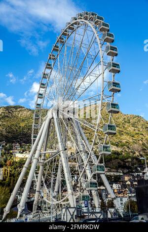 ANDORRE-LA-VIEILLE, ANDORRE - 25 NOVEMBRE 2014 : la plus grande grande grande grande grande roue de Ferris en Europe, installée à Andorre-la-Vieille, 70 mètres de haut avec 42 air Banque D'Images