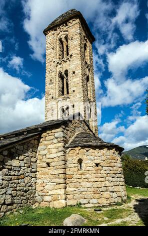 Église romane Sant Miquel d Engolastres dont la principale caractéristique architecturale est le clocher, avec des histoires avec des fenêtres à meneaux et l'arche Lombard Banque D'Images