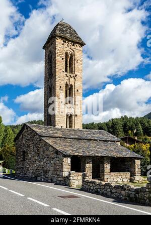 Église romane Sant Miquel d Engolastres dont la principale caractéristique architecturale est le clocher, avec des histoires avec des fenêtres à meneaux et l'arche Lombard Banque D'Images