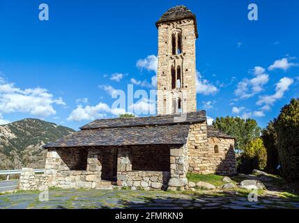 Église romane Sant Miquel d Engolastres dont la principale caractéristique architecturale est le clocher, avec des histoires avec des fenêtres à meneaux et l'arche Lombard Banque D'Images