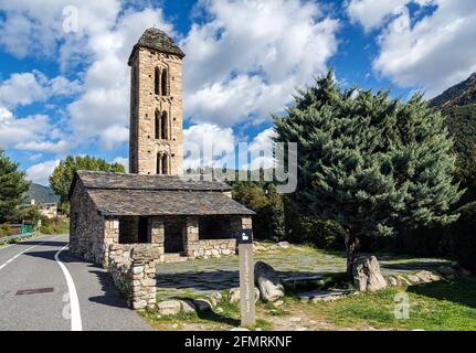 Église romane Sant Miquel d Engolastres dont la principale caractéristique architecturale est le clocher, avec des histoires avec des fenêtres à meneaux et l'arche Lombard Banque D'Images