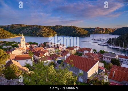 Vue sur Skradin au port et la baie avec Un pont en Croatie Banque D'Images