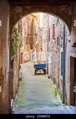 Allée avec maisons anciennes et une remorque à Skradin Croatie Banque D'Images