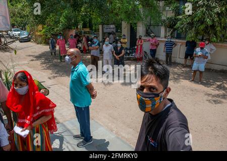 Ghaziabad, Inde. 11 mai 2021. Les gens attendent sous l'ombre à l'extérieur d'un centre de vaccination, suite à la permission du gouvernement de l'Uttar Pradesh de vacciner les personnes de plus de 18 ans. (Photo de Pradeep Gaur/SOPA Images/Sipa USA) crédit: SIPA USA/Alay Live News Banque D'Images