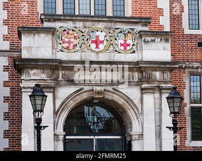 Armoiries situées au-dessus de l'entrée de l'édifice du syndicat des étudiants de l'Université de Newcastle du Collège Armstrong, de l'Université de Durham et du Collège de Medi Banque D'Images