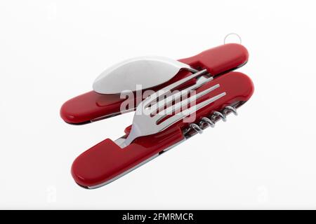 L'outil multifonction comprend un couteau, une cuillère, une fourchette, un ouvre-bouteille et un tire-bouchon Banque D'Images