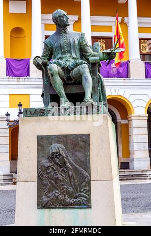 Badajoz, Espagne - 19 mars 2016 : en 1925, il est placé sur la place d'Espagne, en face de l'hôtel de ville, une statue en bronze représentant le peintre de patense lu Banque D'Images