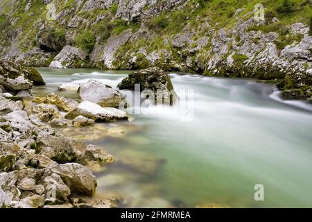 Chute d'eau de roche et effet soyeux, pris dans une rivière Cares, Asturies Espagne Banque D'Images