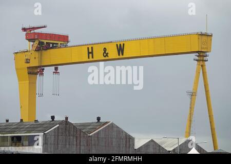 Belfast, Irlande du Nord - 6 juin 2019 : une grue de construction navale historique, appelée Goliath, est présentée dans le chantier naval Harland & Wolff pendant une journée nuageux. Banque D'Images