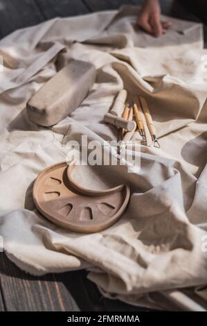 Art de la poterie. La vie encore de la poterie de faire des outils, des brosses et différents vases et bols en céramique dans le studio d'argile. Banque D'Images