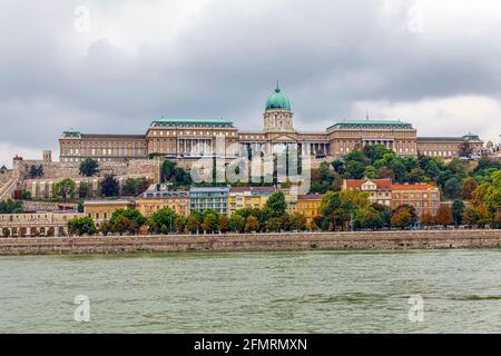 Budapest Hongrie - Château de Buda ou Palais Royal de Buda construit sur la colline du château sud en 1265AD et le Danube. Banque D'Images