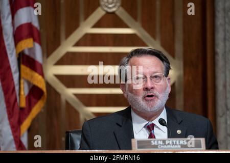 Washington, DC, États-Unis. 11 mai 2021. États-Unis le sénateur Gary Peters (démocrate du Michigan), président de la Commission du Sénat américain sur la sécurité intérieure et les affaires gouvernementales, prend la parole lors d'une audience de la Commission de la sécurité intérieure et des affaires gouvernementales du Sénat à Washington, DC, États-Unis, le mardi 11 mai, 2021. L'audience s'intitule « prévention, réponse et récupération : améliorer la cybersécurité fédérale après SolarWinds ». Crédit: Sarah Silbiger/Pool via CNP | usage dans le monde crédit: dpa/Alay Live News Banque D'Images