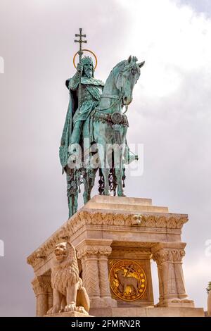 Statue équestre en bronze de Saint Etienne, roi de Hongrie, érigée en 1906 à Fisherman's Bastion Square, à Budapest Banque D'Images