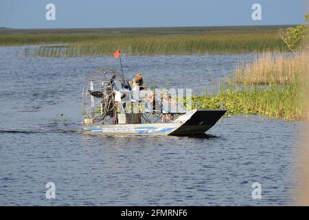 Miami, États-Unis d'Amérique. 13 mars 2014. MIAMI, FL - MARS 12: (COUVERTURE EXCLUSIVE) Dina Manzo Melissa Gorga des vraies Housewives du New Jersey prend une promenade en hydroglisseur tout en filmant dans le parc national des Everglades le 12 mars 2014 à Miami, Floride personnes: Dina Manzo Melissa Gorga crédit: Storms Media Group/Alay Live News Banque D'Images