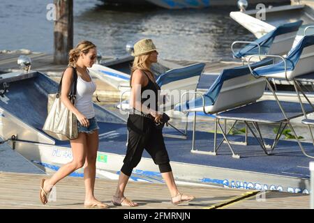 Miami, États-Unis d'Amérique. 13 mars 2014. MIAMI, FL - MARS 12: (COUVERTURE EXCLUSIVE) Dina Manzo Melissa Gorga des vraies Housewives du New Jersey prend une promenade en hydroglisseur tout en filmant dans le parc national des Everglades le 12 mars 2014 à Miami, Floride personnes: Melissa Gorga Dina Manzo crédit: Storms Media Group/Alay Live News Banque D'Images