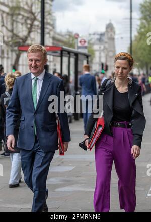 Oliver Dowden, député conservateur de Hertsmere et secrétaire d'État au numérique, à la Culture, aux médias et au Sport, marchant le long de Whitehall, Londres, Royaume-Uni Banque D'Images