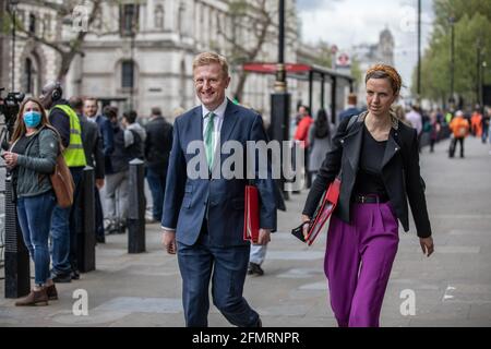 Oliver Dowden, député conservateur de Hertsmere et secrétaire d'État au numérique, à la Culture, aux médias et au Sport, marchant le long de Whitehall, Londres, Royaume-Uni Banque D'Images