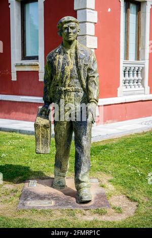 Cangas de Onis, Espagne - 01 avril 2015 : la statue des migrants de Ricardo Motilla à Cangas de Onis, Asturies, en mémoire de tant d'Asturies qui ont emig Banque D'Images