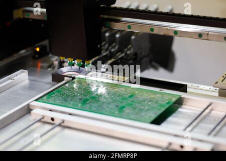 Machine de saisie et de positionnement automatique pour l'assemblage de circuits imprimés. Technologie de montage en surface. Mise au point sélective. Banque D'Images