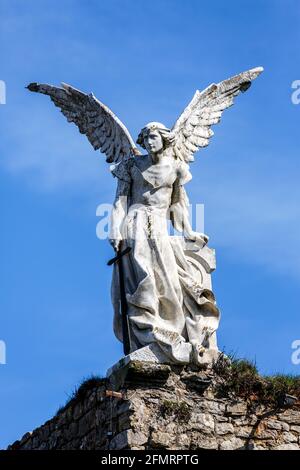 Sculpture d'un ange gardien avec une épée dans le cimetière de Comillas. Cantabrie - Espagne Banque D'Images