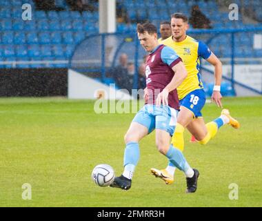 Solihull, Royaume-Uni. 11 mai 2021. Jamey Osborne (Solihull Moors #10) fait tomber un défenseur de Weymouth lors du match de la Ligue nationale de Vanarama entre Solihull Moors & Weymouth au stade SportNation.bet à Solihull, Angleterre crédit: SPP Sport Press photo. /Alamy Live News Banque D'Images