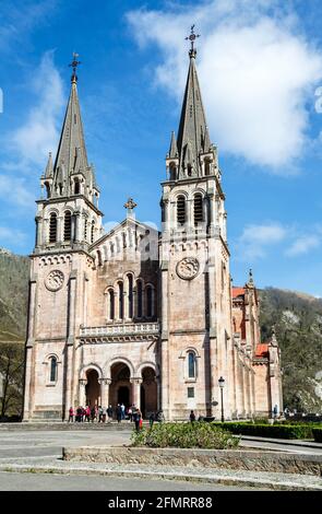 Covadonga, Espagne - 01 avril 2015 : Basilique de Santa Maria la Real de Covadonga, célèbre église des Picos de Europa, Asturies, Espagne. Banque D'Images