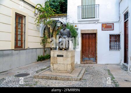 Cordoue, Espagne - 25 novembre 2013 : statue de Ben Maimonides. Médical, rabbin juif et théologien Al-Andalus au Moyen-âge. Était important philos Banque D'Images