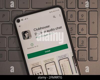 Moscou, Russie - 11 mai 2021 : affichage de l'application Clubhouse sur l'écran du smartphone dans Google Play Market avec le bouton installer. Version officielle clubhouse cha Banque D'Images