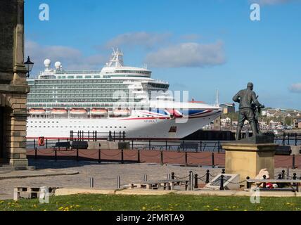 A préparé le bateau de croisière P & O Cruises Azura sur la rivière Tyne à North Shields, vu depuis le Merchant Navy Memorial South Shields au nord-est de l'Angleterre, au Royaume-Uni Banque D'Images