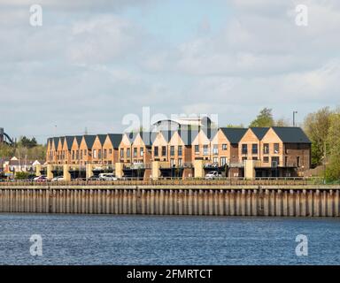 Une rangée de maisons semi-individuelles contemporaines sur North Quay, Albert Edward Dock, à la marina de Royal Quays, North Shields, nord-est de l'Angleterre, Royaume-Uni Banque D'Images