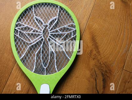 Photo d'une racket de tueur d'insectes sur fond de bois. Banque D'Images