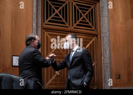 Brandon Wales, directeur par intérim de la Cybersecurity and Infrastructure Security Agency du département américain de la sécurité intérieure (DHS), accueille le sénateur des États-Unis Gary Peters (démocrate du Michigan), président de la Commission du Sénat américain sur la sécurité intérieure et les affaires gouvernementales, en prévision d'une audience de commission à Washington, DC, Etats-Unis, mardi, Mai 11, 2021. L'audience s'intitule « prévention, réponse et récupération : améliorer la cybersécurité fédérale après SolarWinds ». Crédit : Sarah Silbiger/Pool via CNP/MediaPunch Banque D'Images