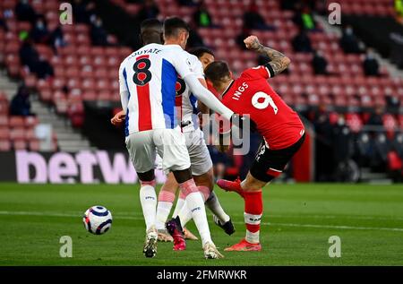 Danny ings de Southampton (à droite) marque le premier but du match de sa partie lors du match de la Premier League au stade St Mary's, à Southampton. Date de la photo: Mardi 11 mai 2021. Banque D'Images