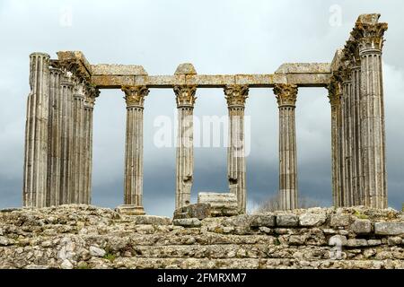 Evora, Portugal. Le temple romain emblématique dédié au culte de l'empereur, considéré à tort comme un temple de la Déesse Diana, avec le couvent de Loios utilisé comme un Banque D'Images