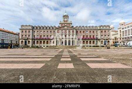 FERROL, ESPAGNE - 28 MARS 2015: Vue sur l'hôtel de ville de Ferrol Ferrol est une ville située en Galice, dans le nord de l'Espagne. La photo montre la place principale Banque D'Images