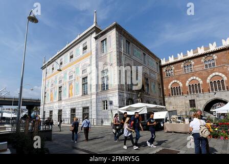 Genova, Italie - 27 septembre 2015 : Palais de Saint-Georges, également connu sous le nom de Palazzo delle compere di San Giorgio, situé sur la Piazza Caricamento Banque D'Images