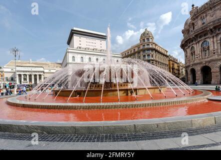 Genova, Italie - 27 septembre 2015 : Fontaine et place du Palais ducal de Gênes, Italie. Place Ferrari Banque D'Images