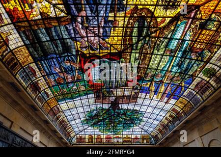 Guernica, Espagne - 09 avril 2018 : le nouvel arbre de Gernika. Chêne qui symbolise les libertés traditionnelles pour le peuple de Gascogne, et par extension pour Banque D'Images