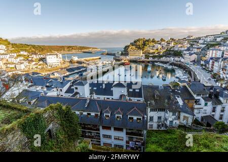 Luarca, Espagne - 31 mars 2015 : vue sur le port de Luarca et les maisons. Situé dans les Asturies, est l'une des plus belles et les villes touristiques du nord o Banque D'Images