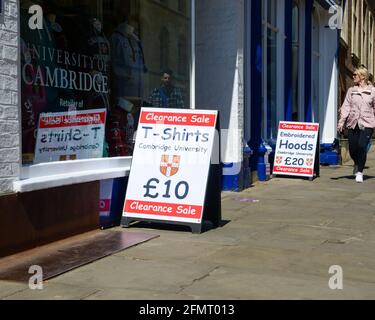 cambridge, Royaume-Uni, Angleterre 01-05-2021. Magasin de détail extérieur avec panneaux de revêtement annonçant une vente. Banque D'Images