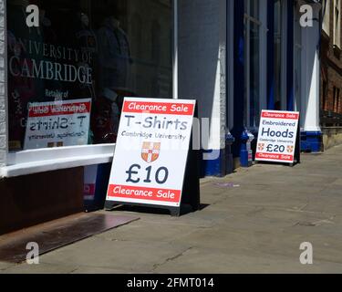 cambridge, Royaume-Uni, Angleterre 01-05-2021. Magasin de détail extérieur avec panneaux de revêtement annonçant une vente. Banque D'Images