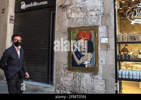 Un homme passe devant un nouveau graffiti de l'artiste TVBoy sur un mur à Barcelone.UN nouveau graffiti signé par l'artiste TVBoy, représentant le résultat des élections de la communauté de Madrid, qui s'est tenue le 4 mai 2021, où le président réélu, Isabel Díaz Ayuso, est vu embrasser Santiago Abascal, Chef du parti espagnol d'extrême droite Vox et membre du Congrès des députés en représentation de Madrid, devant Pablo Iglesias, ancien vice-premier ministre espagnol et candidat du parti de gauche Podemos, quittant la politique après les élections. Banque D'Images