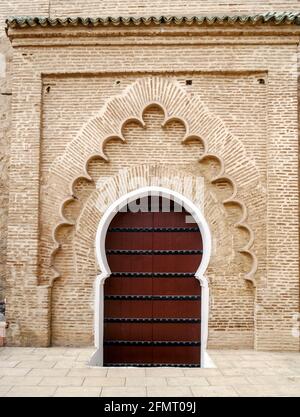 Encadrement blanc d'une énorme porte en bois sur cette entrée À la mosquée Koutoubia Marrakech Banque D'Images