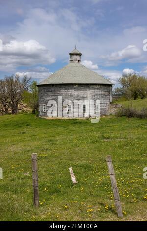 Ancienne Grange ronde en bois au printemps Banque D'Images