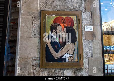 10 mai 2021, Barcelone, Catalogne, Espagne: Nouveau graffiti de l'artiste TVBoy est vu sur le mur.UN nouveau graffiti signé par l'artiste TVBoy, qui représente le résultat des élections de la communauté de Madrid, qui ont eu lieu le 4 mai 2021, où la présidente rééléite, Isabel DíAZ Ayuso, Est vu embrasser Santiago Abascal, chef du parti espagnol d'extrême droite Vox et un membre du Congrès des députés en représentation de Madrid, devant Pablo Iglesias, ancien second vice-premier ministre de l'Espagne et qui était un candidat pour le parti de gauche, Podemos, quitter la politique après les élections Banque D'Images