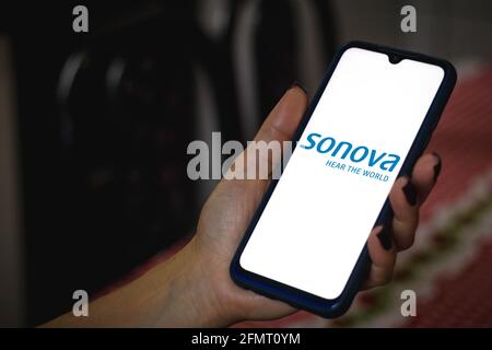 Brésil. 11 mai 2021. Sur cette photo, une main tenant un smartphone affichant le logo Sonova Holding AG sur un écran. Crédit : SOPA Images Limited/Alamy Live News Banque D'Images