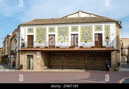 Oropesa, Espagne - 15 mars 2016 : Oropesa de Toledo, maison rurale, façade en céramique d'un des bâtiments emblématiques de la ville espagnole d'Oropesa Banque D'Images