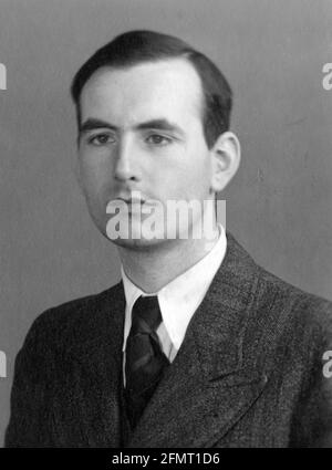 ERNST RUSKA (1906-1988) physicien allemand qui a conçu le premier microscope électronique. Photo : Siemens Banque D'Images