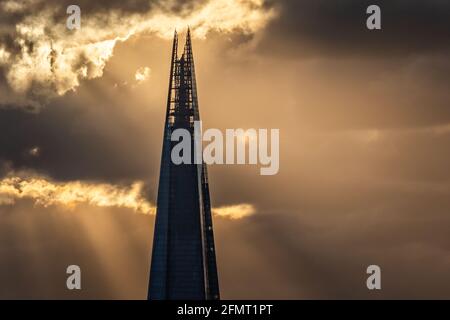 Londres, Royaume-Uni. 11 mai 2021. Météo au Royaume-Uni : lumière du soir spectaculaire et nuages au-dessus du gratte-ciel de Shard. Credit: Guy Corbishley/Alamy Live News Banque D'Images